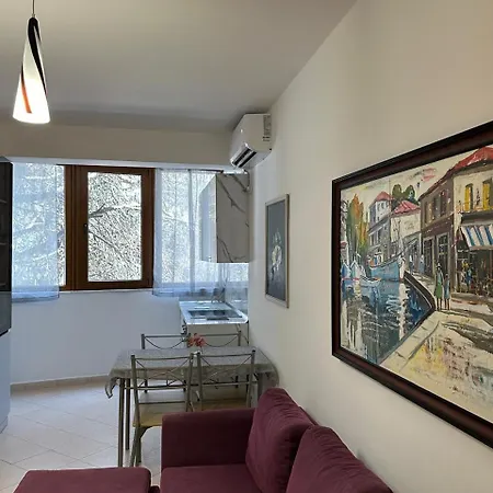 Under Pines - Apartamento Golem (Tirana)