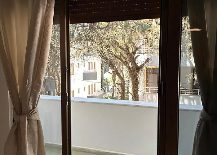 Under Pines - アパート *