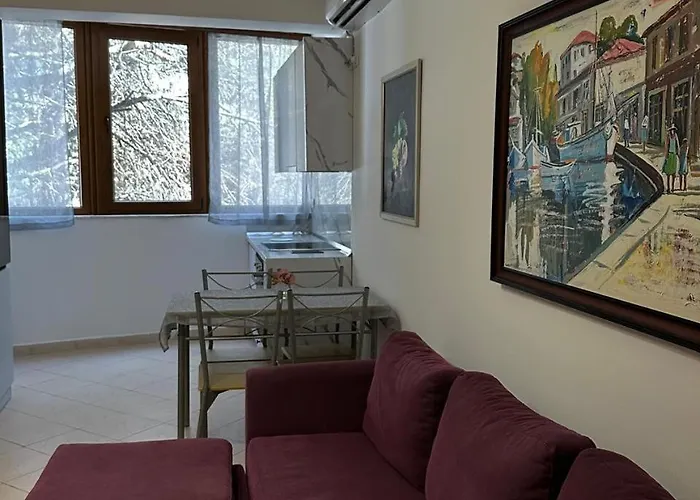 Under Pines - アパート