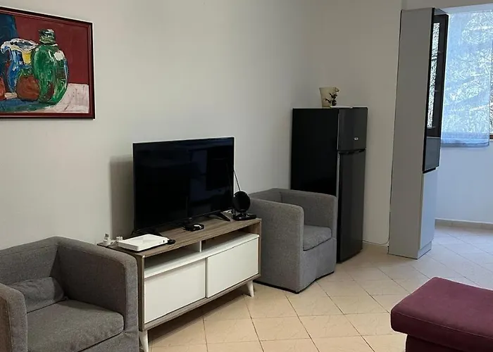 Under Pines - アパート